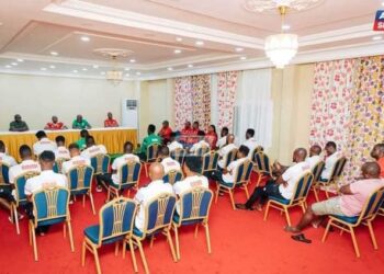 Muyenge Alexandre na Bamwe mu ndongozi za FFB bamaze gushikira Intamba mu rugamba