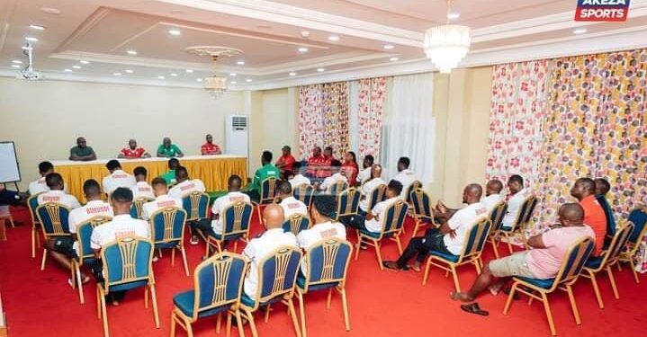 Muyenge Alexandre na Bamwe mu ndongozi za FFB bamaze gushikira Intamba mu rugamba