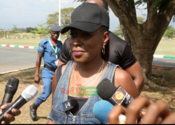 Natacha aciye mu Burundi asa n’uwurengana