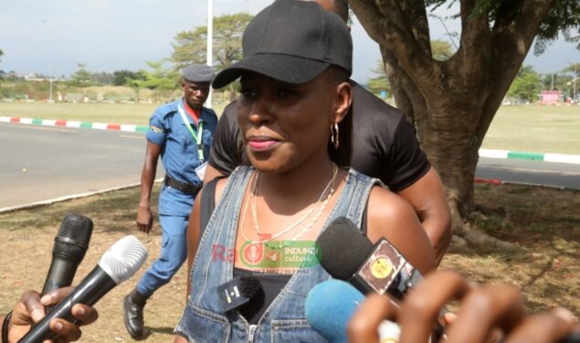 Natacha aciye mu Burundi asa n’uwurengana