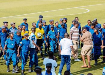 Abakinyi 3 ba Flambeau du Centre bahagaritswe hamwe n’umukunzi wayo