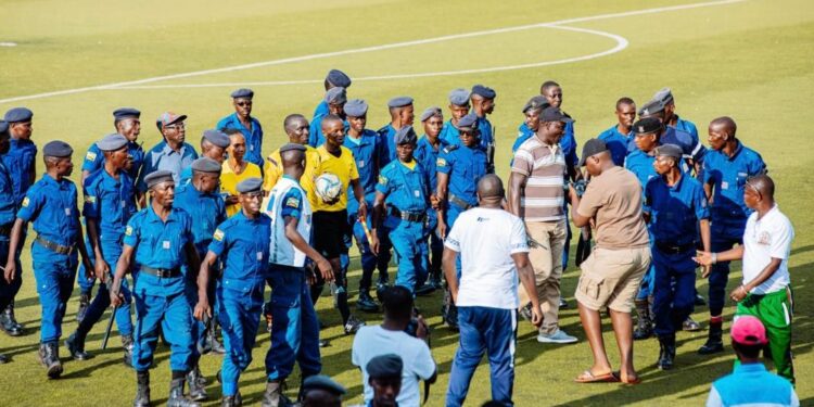 Abakinyi 3 ba Flambeau du Centre bahagaritswe hamwe n’umukunzi wayo