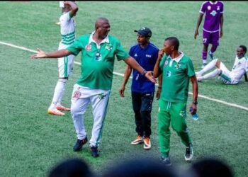 Umumenyereza wa BUMAMURU Alain Olivier Niyungeko n’abakinyi 3 ba Flambeau du Centre bahanywe na FFB