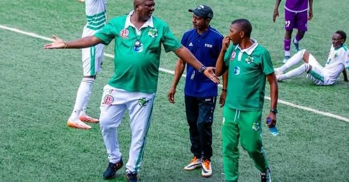 Umumenyereza wa BUMAMURU Alain Olivier Niyungeko n’abakinyi 3 ba Flambeau du Centre bahanywe na FFB